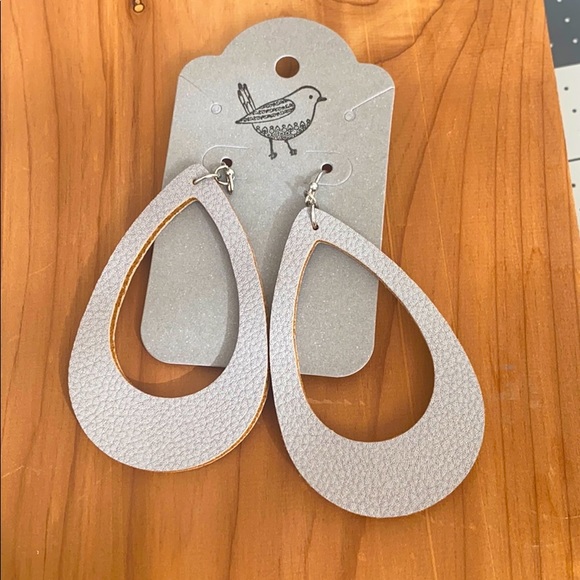 Cut grey leather earrings - Picture 1 of 4